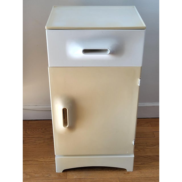 This Marc Held server, specially designed for Prisunic, is an emblematic piece of the Space Age style of the 1970s. Its...