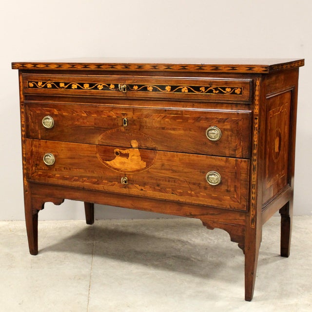 Louis XVI chest of drawers with three drawers In solid walnut elegantly inlaid and threaded Era '700 - Louis XVI Origin...