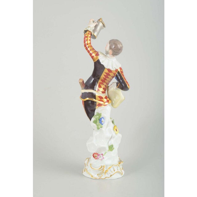 Meissen. Porcelain Figure of a Harlequin in a Classic Commedia Dellarte Costume. For Sale - Image 6 of 10