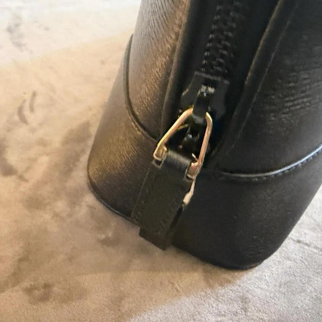 Black A 1990s Gucci Black Textured Leather and Brass Hardware Shoulder Bag For Sale - Image 8 of 14