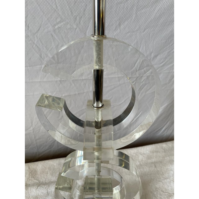 1970s Mid-Century Modern Lucite Table Lamp For Sale - Image 12 of 13