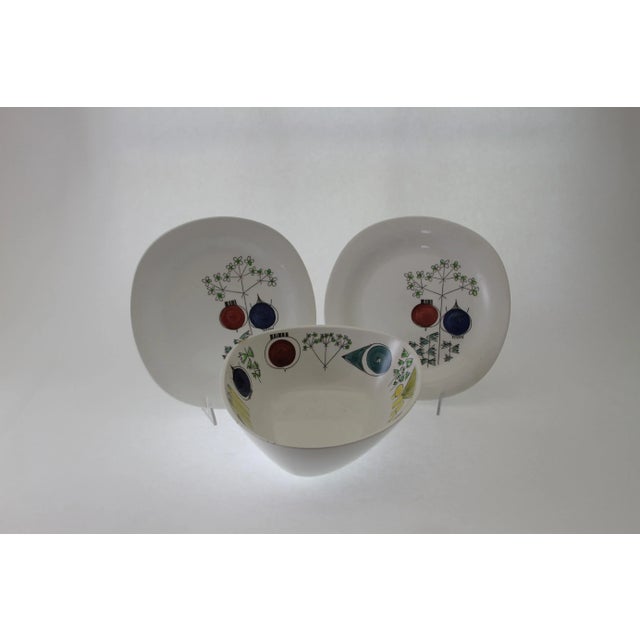 Mid-Century Modern New 1960’s Vintage Rörstrand Pomona Picknick European Dinner Plates & 1 Salad Bowl, Designed by Marianne Westman- 14 Pieces For Sale - Image 3 of 12