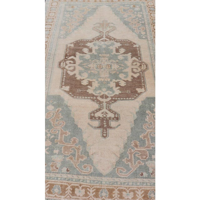 Cream Mid Century Turkish Oushak Rug in Wool With Sub-Geometric Etched Medallion Design For Sale - Image 8 of 13