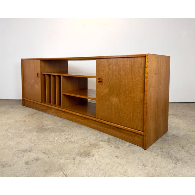 1970s Mid Century Danish Modern Teak Media / Stereo Cabinet Console Credenza by Feldballes Mobelfabrik For Sale - Image 5 of 12