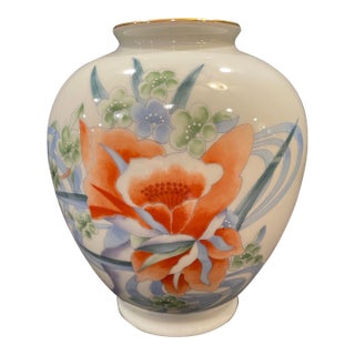 Late 20th Century Colorful Asian Vase in White Porcelain With Salmon, Blue and Green Floral Motif For Sale