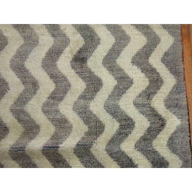 Late 20th Century Tulu Shag Gray and Ivory Shag Rug - 4'6" x 6'10" For Sale - Image 4 of 6