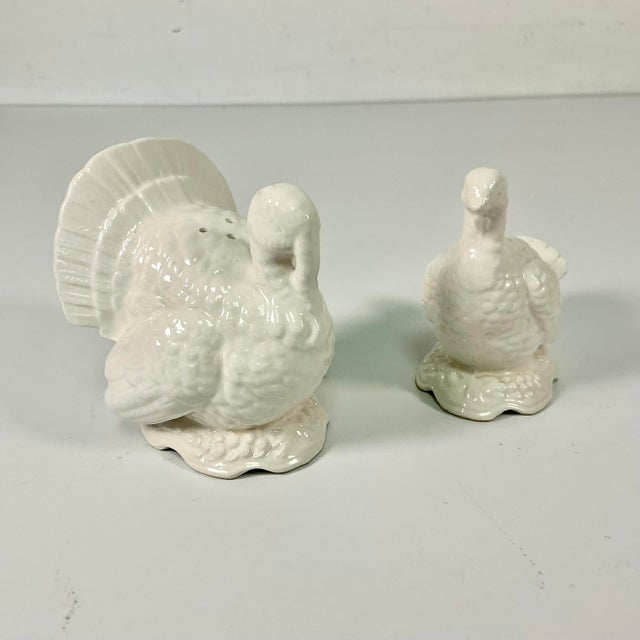 White 1980s Vintage Arts & Crafts Americana Ceramic Thanksgiving Turkey Salt & Pepper Shakers - A Pair For Sale - Image 8 of 15