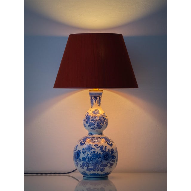 Vintage Royal Delft Blue & White Ceramic Table Lamps with New Vermilion Silk Shades, Set of 2 For Sale - Image 4 of 18