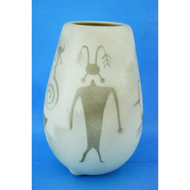 20th Century Modernist Navajo Ceramic Vase with Native American Decoration from Melvin Redhorse, United States, 1970s For Sale - Image 4 of 18