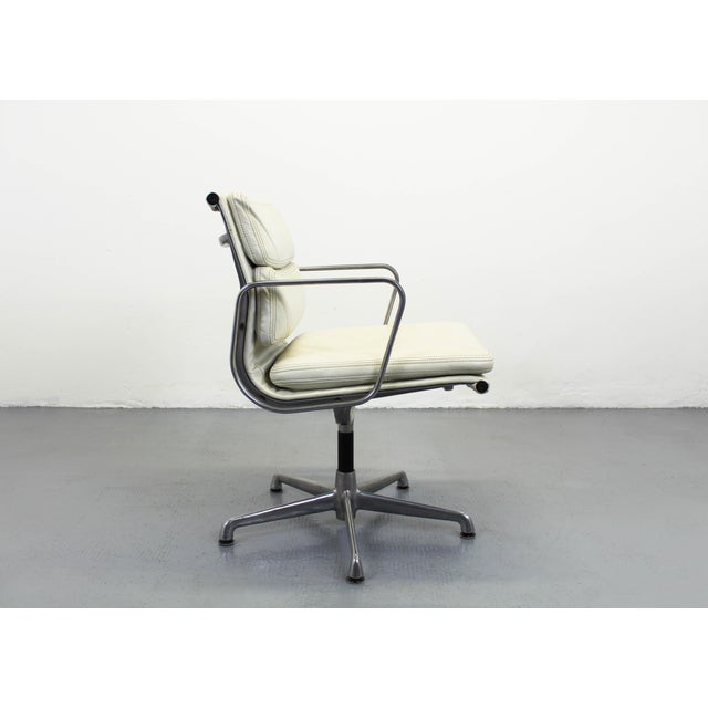 Very dark green color, the light significantly changes the perception of the color, here they appear green, with other...