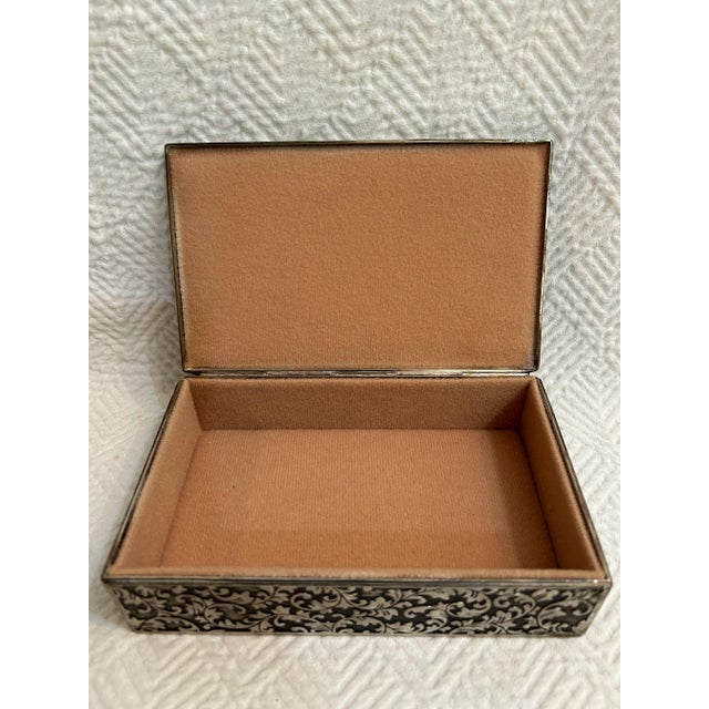 Vintage 1940’s Silver Plate Embossed Floral Jewelry or Trinket Box For Sale In New Orleans - Image 6 of 8