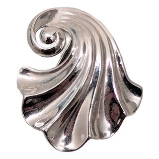 Vintage Signed Crown Trifari Rhodium Plated Shell Brooch For Sale