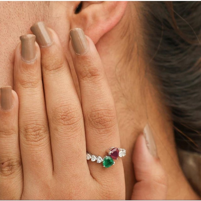 Gemstone Natural 0.71 cts emerald & 1.02 cts ruby & 0.76 cts diamond ring in 18k gold For Sale - Image 7 of 18