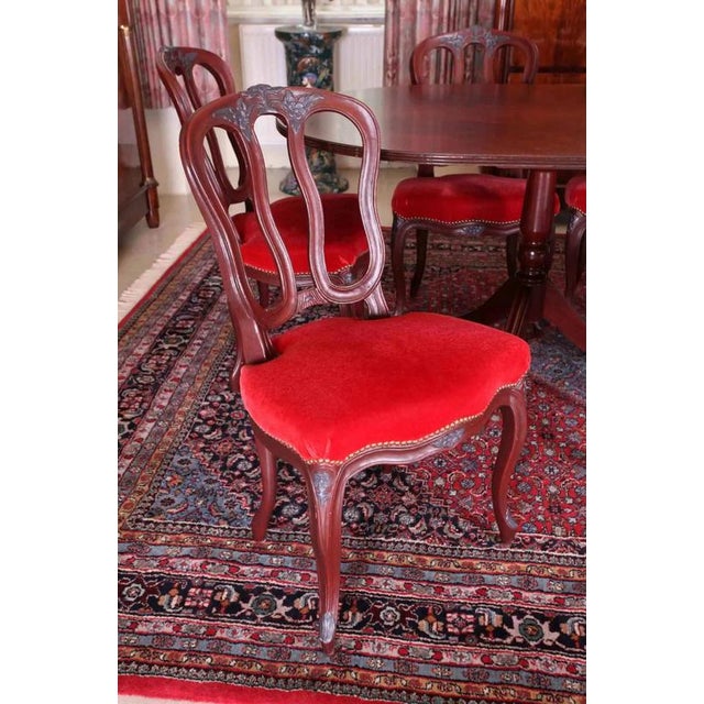 Set of extendable table and 8 chairs made of solid wood and mahogany veneer. Extendable table for 6 to 8 people. Very good...