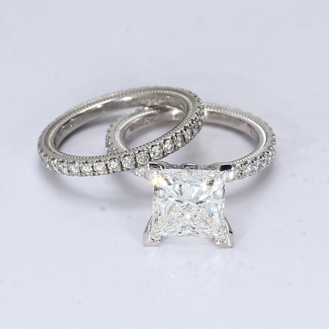 This platinum engagement ring set from Verragio is a set that has had no detail ignored. From the gorgeous beaded sides...