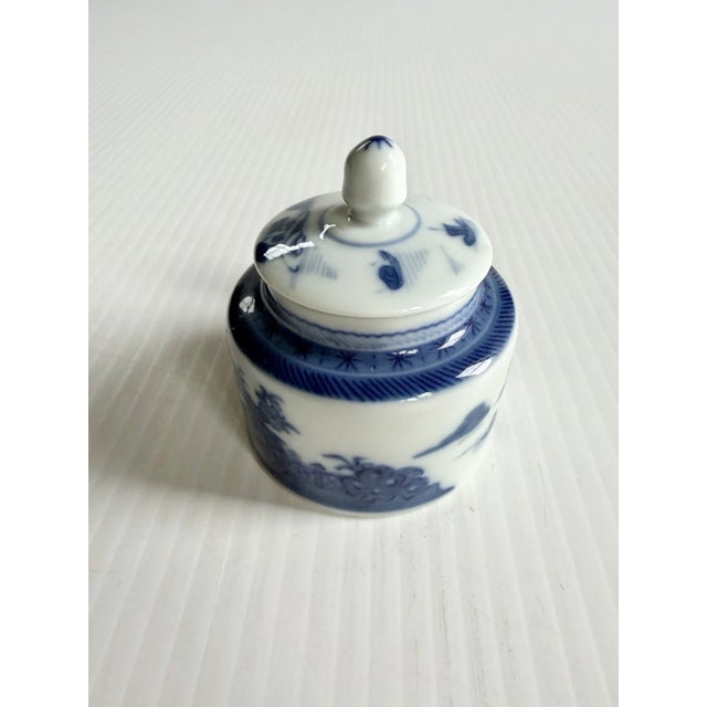 Beautiful little dish with a charming design.