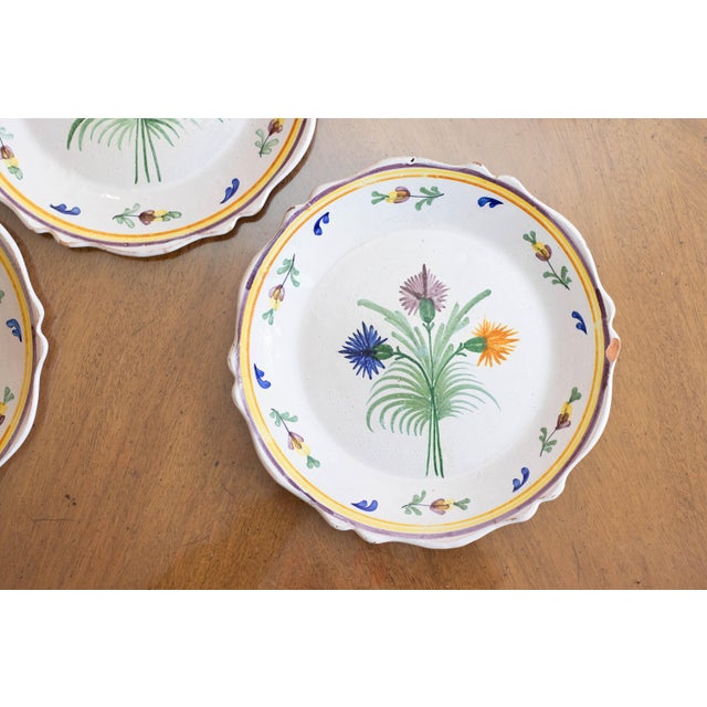 19th Century Set of 5 French Faïence Plates – Hand-Painted Floral – Scalloped Edge – Provincial Style For Sale In Houston - Image 6 of 12