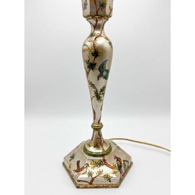 Vintage 36.5” Bradburn Gallery Hand-Painted Chinoiserie Toleware Table Lamp For Sale - Image 4 of 6
