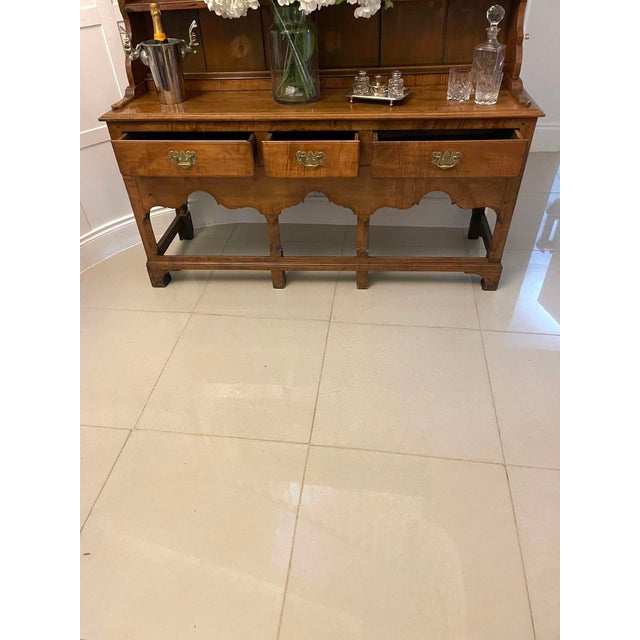 Mid 18th Century American George III Maple Wood Dresser and Rack, 1740s For Sale - Image 5 of 16