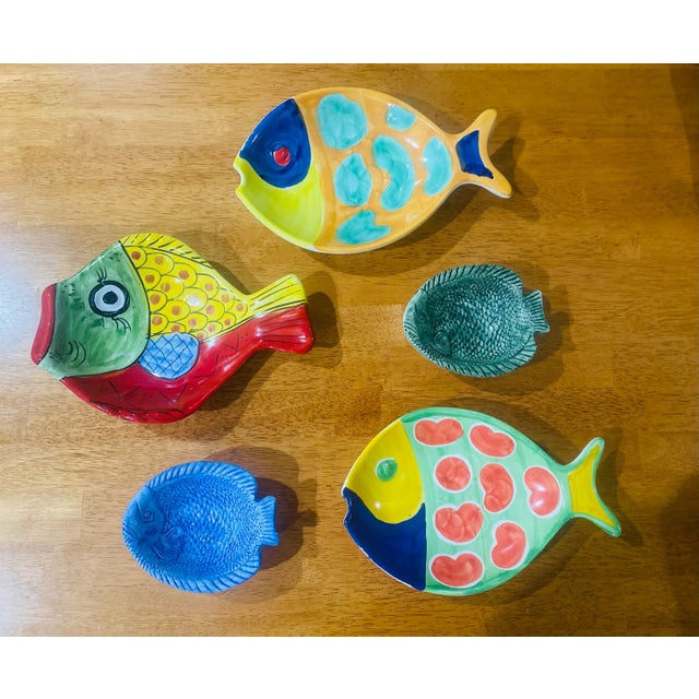 Late 20th Century Collection of Hand-Painted Fish Serving Plates - Set of 5 For Sale In Miami - Image 6 of 11