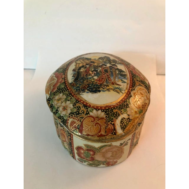 Late 20th Century Vintage Cloisonné Ceramic Lidded Box With Scalloped Edge For Sale - Image 5 of 8