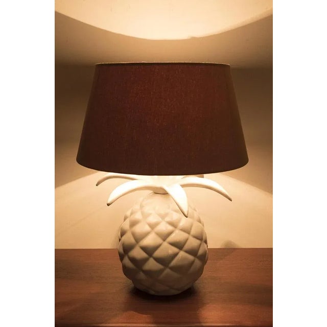Beautifully shaped vintage table lamp in the shape of a pineapple, 1970s. In good vintage condition. Measurements h. 54...