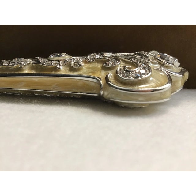 2000’s Jay Strongwater Enameled & Swarovski Crystal Cake Server For Sale - Image 12 of 13