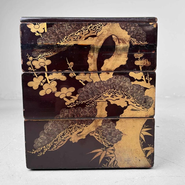 Beautiful Japanese Jubako with three tiers and an additional lid. Dimensions: height 26.5 cm, width 22.5 cm, depth 21 cm....