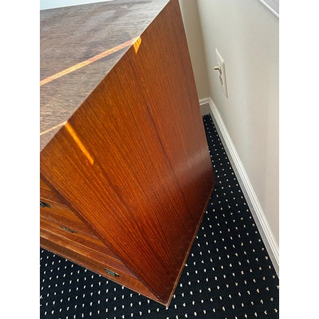 Vintage Mid-Century Modern Teak 5-Drawer Chest With Brass Drop Handles For Sale - Image 10 of 15