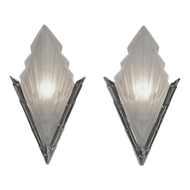 1930s French Art Deco Nickeled Bronze & Frosted Glass Cubist Wall Sconces by Degue - A Pair For Sale