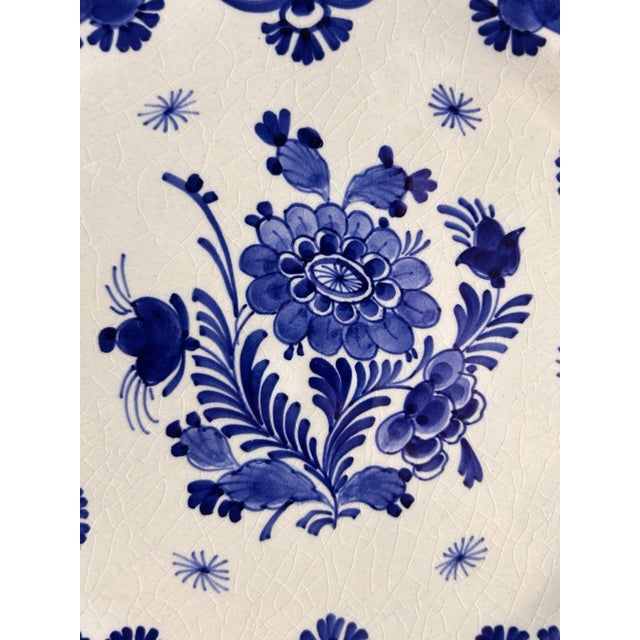 Vintage Hand-Painted Vredesjaar Plates from Royal Delft, 1920, Set of 2 For Sale - Image 4 of 18