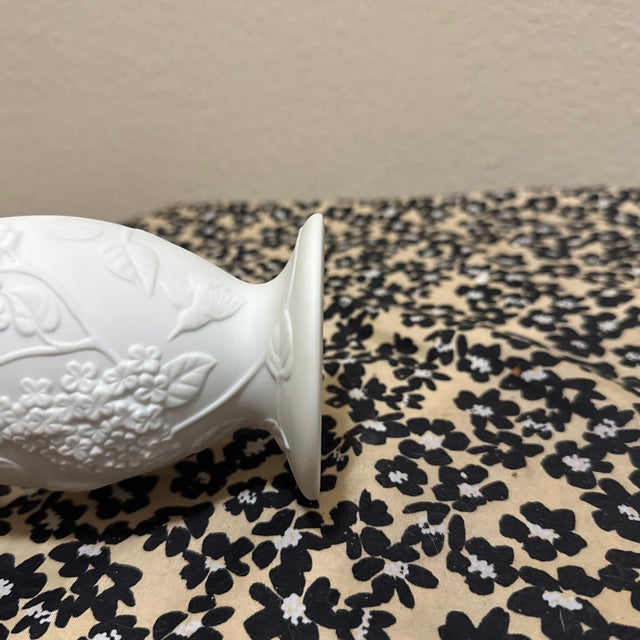 Ceramic Mid-Century Modern White Bisque Porcelain Hummingbird & Lilac Vase by Cheryl Johnson for Goebel For Sale - Image 7 of 8