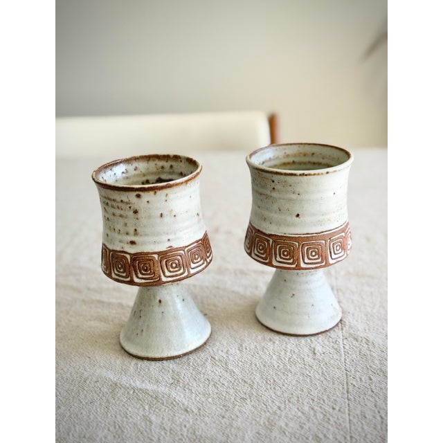 Brown 1960s Los Artesanos Puerto Rico Stoneware Goblets Pair, Hal Lasky Mid Century Pedestal Cups, Sgraffito Ceramic - a Pair For Sale - Image 8 of 9