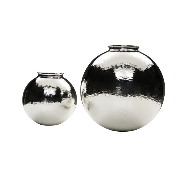 The Egregora&nbsp;vase features a wavy texture in glossy silver.