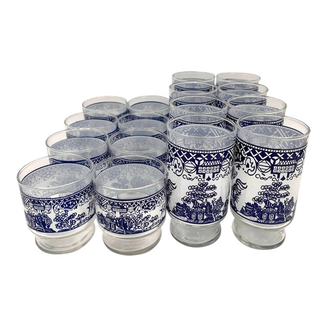 1970s Chinoiserie Blue Willow 8 Highballs and 8 Lowballs, Tumblers and Rocks, Iced Tea and Juice Gla For Sale