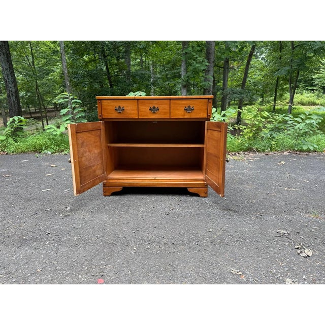 Vintage Early American Style Maple Buffet Server With Shutter Door Cabinet For Sale - Image 9 of 12