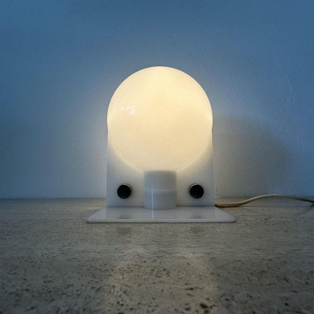 Dimensions: 20 cm Height , 15,5cm Width , 15,5cm Depth Material: Plastic , metal Color: White , metal Up to 250V...