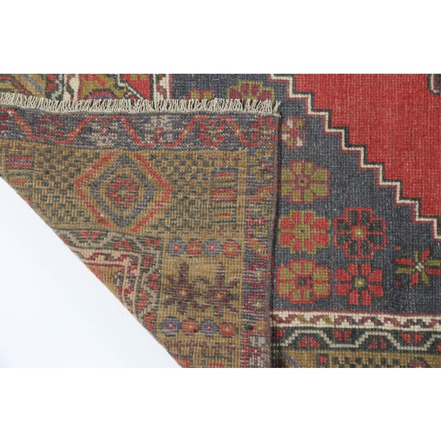 Textile Mid 20th Century Vibrant Anatolian Taspınar Rug – Red Field & Tribal Motifs -4' 2'' X 8' For Sale - Image 7 of 7