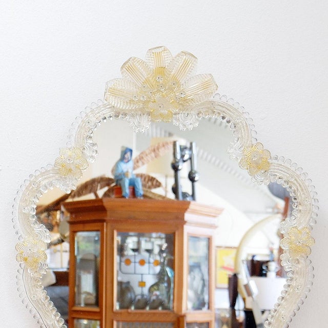 Venetian Mirror in Murano Glass Adorned with Gold Details and Flowers, 1960s For Sale - Image 3 of 12