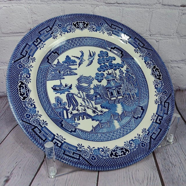 Bring timeless English elegance to your table with this Vintage Churchill England Blue Willow Dinner Plate Set. This...