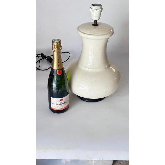 French Art Deco Style Table Lamp – White Crackled Ceramic – 1970s This is a beautiful French table lamp crafted in the...