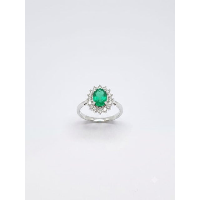 Modern Stunning 18k Gold Emerald Halo Ring With 0.64ct Diamonds, New For Sale - Image 3 of 8