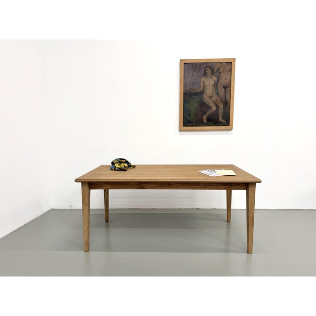 Maison Lecan presents this 1970s country table with an oak top resting on a pine base. Its highlight is the tabletop. A...