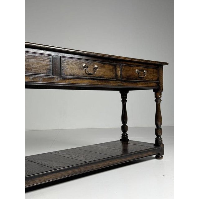 A beautiful, long english side table/console. Originating in england, late 20th century. Inspired by antique 18th/19th-...