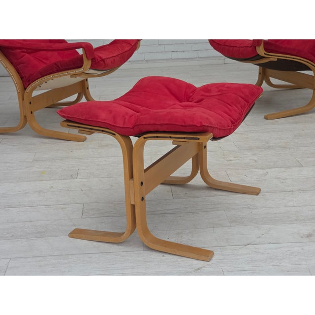 1970s, Norwegian design by Ingmar Relling, model "Siesta". Set of 2 chairs with footstool. Original red furniture nubuck...