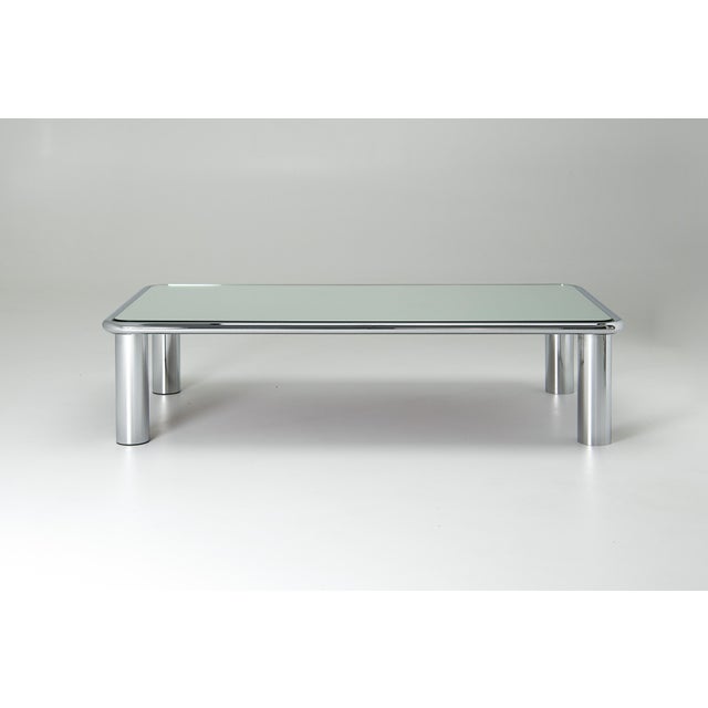 This coffee table was designed by Gianfranco Frattini for Cassina in 1968 and is part of the Sesann series. It is...