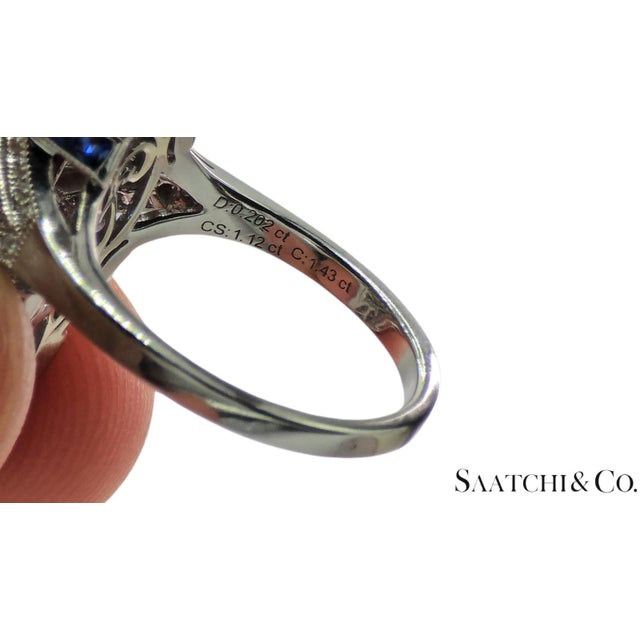 Stunning 18k (750) White Gold - Natural VVS Diamond & Blue Sapphire: Ring For Sale In New York - Image 6 of 10