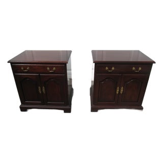 1980s Pair Henkel Harris Nightstands Bedside Tables Mahogany For Sale