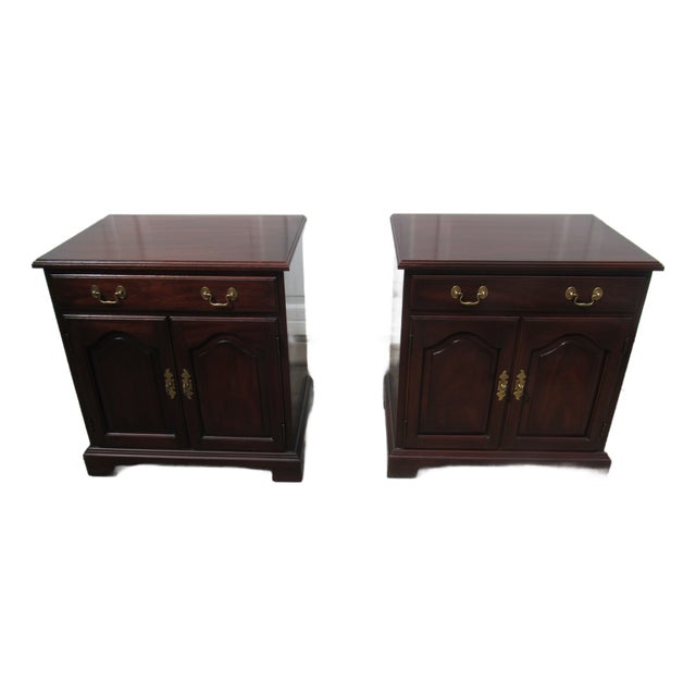 1980s Pair Henkel Harris Nightstands Bedside Tables Mahogany For Sale