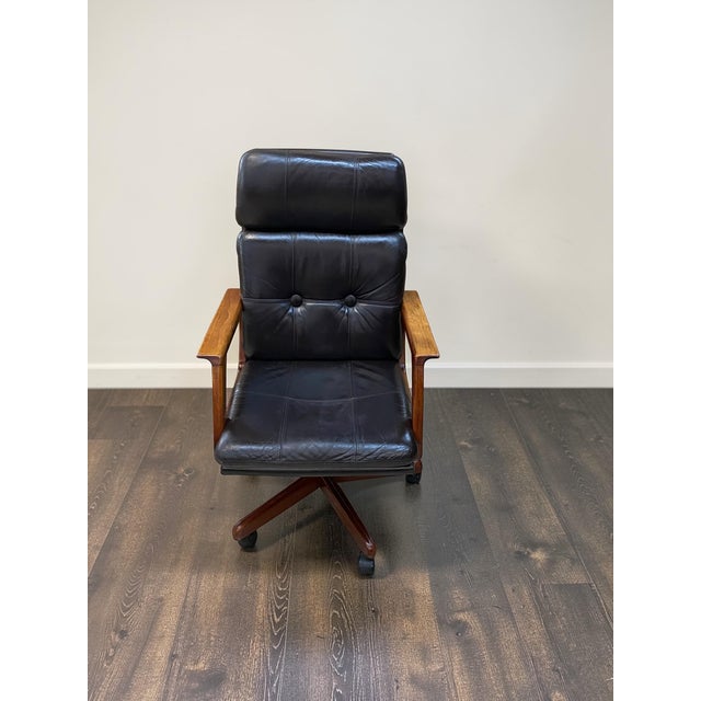 An exceptional, original mid-century swivel chair from Norway – a true statement piece for stylish workspaces or living...